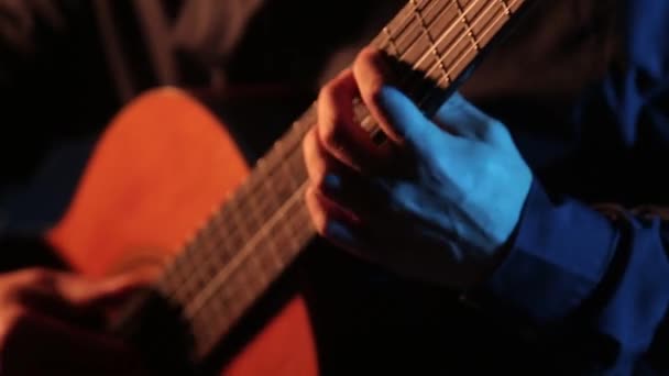 男人精湛的弹奏吉他 吉他弦和颤音板的特写 孤立的 — 图库视频影像