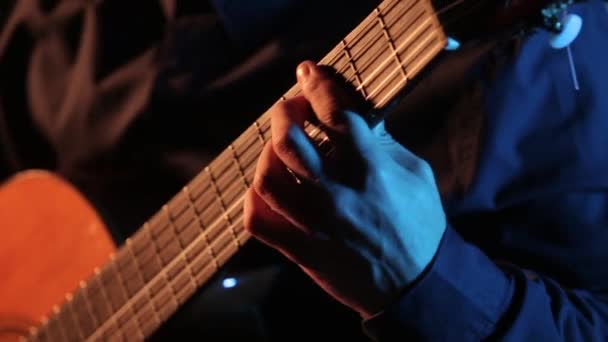 Man Spelar Mästerligt Akustisk Gitarr Närbild Gitarr Strängar Och Fretboard — Stockvideo