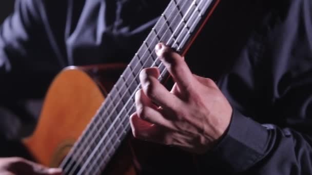 Homem Magistralmente Toca Guitarra Acústica Close Cordas Guitarra Fretboard Isolado — Vídeo de Stock