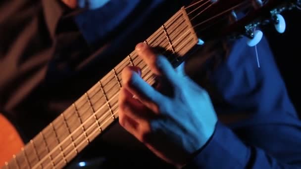 Man Suona Magistralmente Chitarra Acustica Primo Piano Corde Chitarra Tastiera — Video Stock