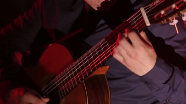 Man Spelar Klassisk Gitarr Närbild Gitarr Strängar Och Fretboard Isolerad — Stockvideo