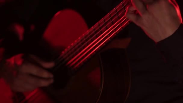 男人弹古典吉他 吉他弦和颤音板的特写 孤立的 — 图库视频影像