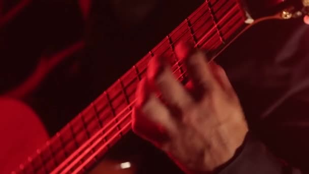Mãos Guitarrista Tocando Uma Guitarra Clássica Close Cordas Guitarra Pescoço — Vídeo de Stock