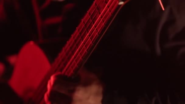 弹古典吉他的吉他手 吉他弦和颈的特写 — 图库视频影像