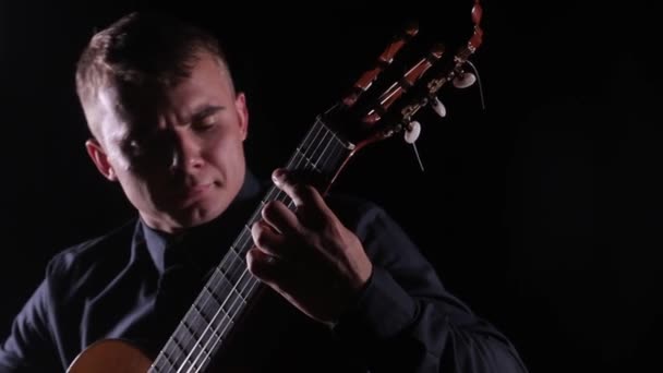 Beau Jeune Homme Joue Magistralement Guitare Acoustique Classique Sur Fond — Video