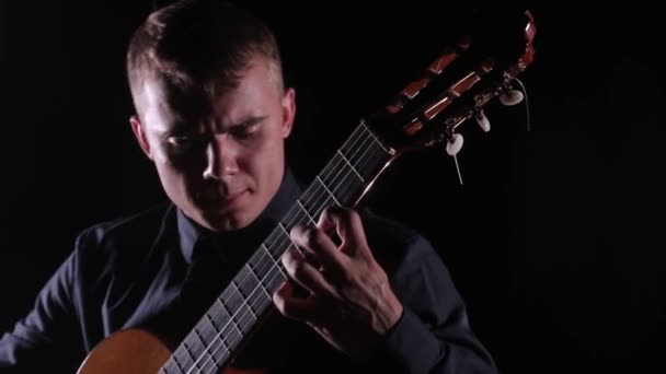 Joven Apasionado Toca Guitarra Acústica Clásica Sobre Fondo Negro Primer — Vídeos de Stock