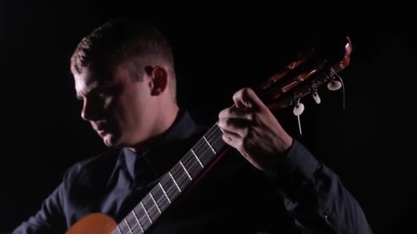 Joven Apasionado Toca Guitarra Acústica Clásica Sobre Fondo Negro Primer — Vídeos de Stock