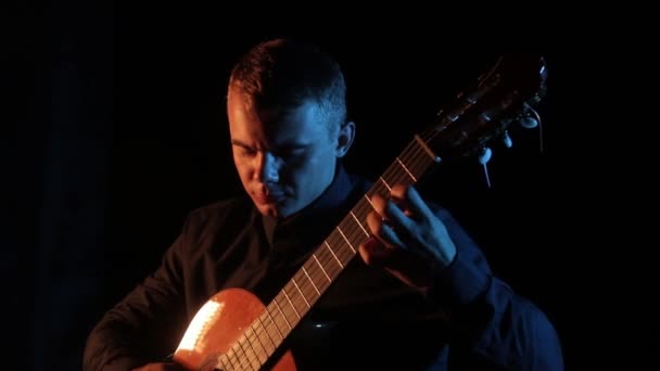 Jovem Toca Apaixonadamente Guitarra Acústica Clássica Sobre Fundo Preto Close — Vídeo de Stock