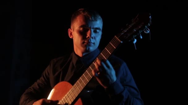 Genç Adam Tutkuyla Klasik Akustik Gitarı Siyah Bir Arka Planda — Stok video
