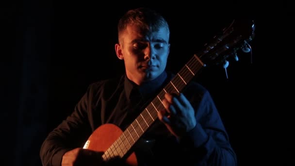 Músico Virtuoso Toca Guitarra Acústica Clássica Sobre Fundo Preto Close — Vídeo de Stock