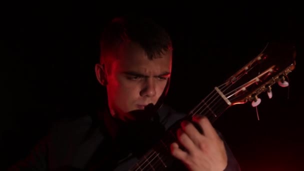 Wirtuoz Gitarzysta Gra Gitarze Klasycznej Czarnym Tle Zbliżenie Twarzy Izolowane — Wideo stockowe