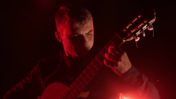 Gitarrist Virtuos Spelar Klassisk Gitarr Svart Bakgrund Närbild Ansiktet Isolerad — Stockvideo