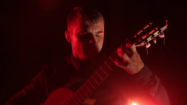 Guitariste Joue Passionnément Une Guitare Acoustique Sur Fond Noir Gros — Video