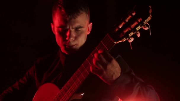 Gitarzysta Pasją Gra Gitarze Akustycznej Czarnym Tle Zbliżenie Twarzy Izolowane — Wideo stockowe