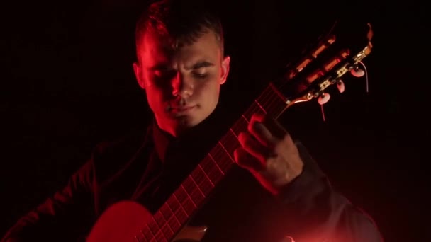 Guitariste Joue Passionnément Une Guitare Acoustique Sur Fond Noir Gros — Video