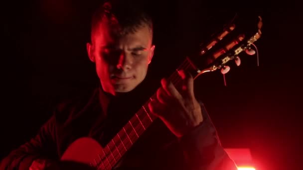 Adam Tutkuyla Akustik Gitarı Siyah Bir Arka Planda Çalıyor Yüzünün — Stok video