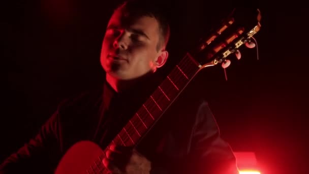 Homem Apaixonadamente Toca Guitarra Acústica Fundo Preto Close Rosto Isolado — Vídeo de Stock