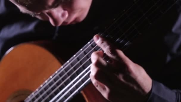Hombre Apasionadamente Toca Guitarra Acústica Sobre Fondo Negro Primer Plano — Vídeo de stock
