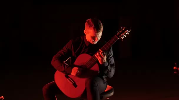 Músico Magistralmente Toca Música Clássica Uma Guitarra Acústica Fundo Preto — Vídeo de Stock