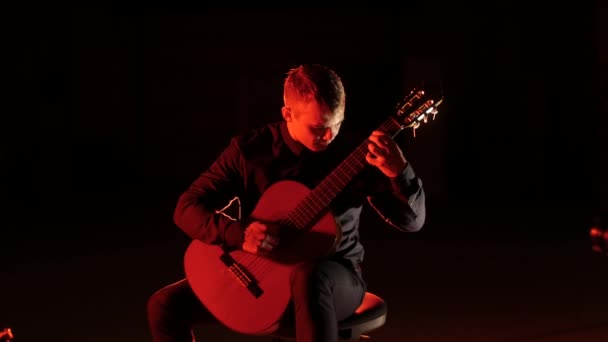 Гитарист Играет Классическую Музыку Акустической Гитаре Черном Фоне Изолированно — стоковое видео