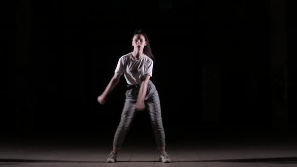 Jeune Belle Fille Danse Vogue Dans Studio Sur Fond Noir — Video