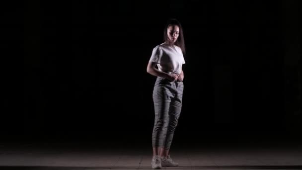 Молодая Женщина Танцует Моду Хип Хоп Уличные Танцы Студии Черном — стоковое видео