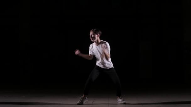 Yakışıklı Genç Adam Break Dans Hip Hop Stüdyoda Sokak Dansı — Stok video