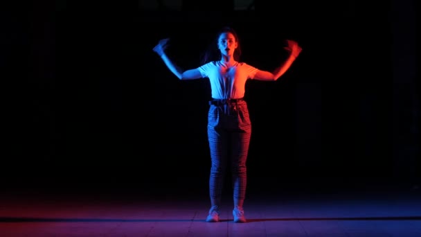 Młoda Piękna Dziewczyna Taniec Moda Street Dancing Studio Czarnym Tle — Wideo stockowe
