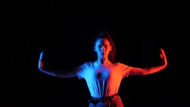 Молодая Красивая Девушка Танцует Моду Уличные Танцы Студии Черном Фоне — стоковое видео