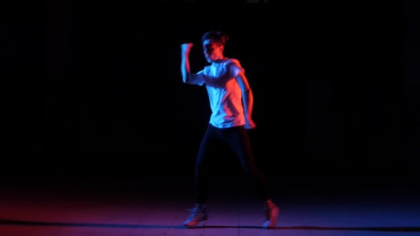 男孩跳霹雳舞 在黑漆漆的背景下在工作室里街头跳舞 与世隔绝 — 图库视频影像