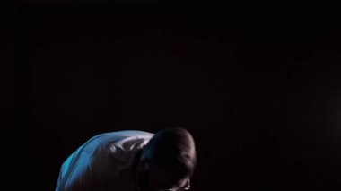 Saksafoncu saksafon çalar, siyah arkaplan, soyutlanmış, tek başına