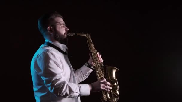 Knappe Man Die Saxofoon Speelt Zwarte Achtergrond Geïsoleerd Solo — Stockvideo