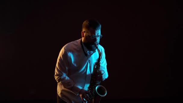 Przystojny Mężczyzna Gra Saksofonie Czarne Tło Odizolowany Solo — Wideo stockowe