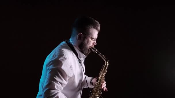 Hombre Guapo Tocando Saxofón Fondo Negro Aislado Solo — Vídeos de Stock