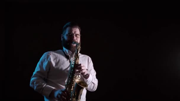 Pohledný Hudebník Hraje Saxofon Černé Pozadí Izolované Sólo — Stock video