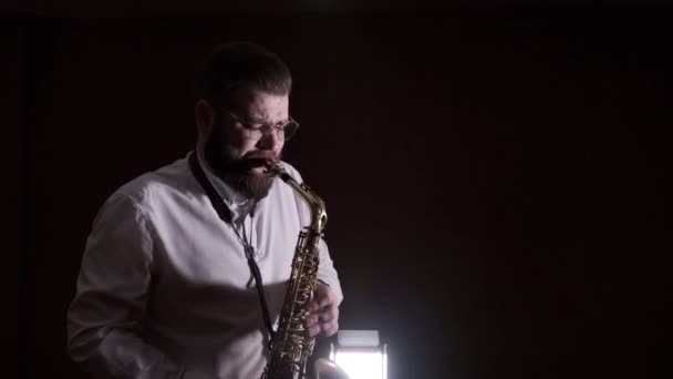 Saxofonist Speelt Saxofoon Zwarte Achtergrond Geïsoleerd — Stockvideo