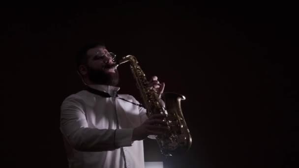 Solokonsert Skådespelaren Spelar Saxofon Svart Bakgrund Isolerad — Stockvideo