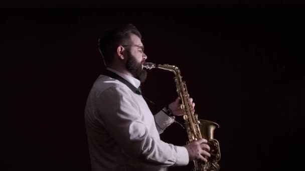 Concierto Solitario Del Actor Tocando Saxofón Fondo Negro Aislado — Vídeos de Stock