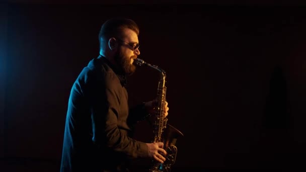 Concerto Solo Ator Tocando Saxofone Fundo Preto Isolado — Vídeo de Stock