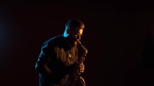 Concierto Solitario Del Actor Tocando Saxofón Fondo Negro Aislado — Vídeo de stock