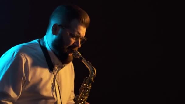 Concerto Solo Ator Tocando Saxofone Fundo Preto Isolado — Vídeo de Stock