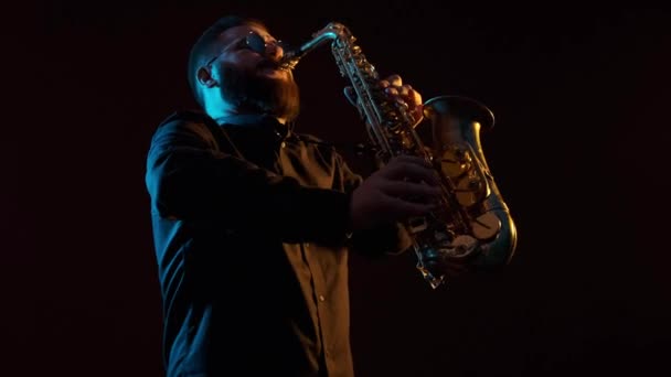 Musicien Joue Saxophone Fond Noir Isolé Solo — Video