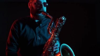 müzisyen saksafon çalar, siyah arkaplan, soyutlanmış, tek başına