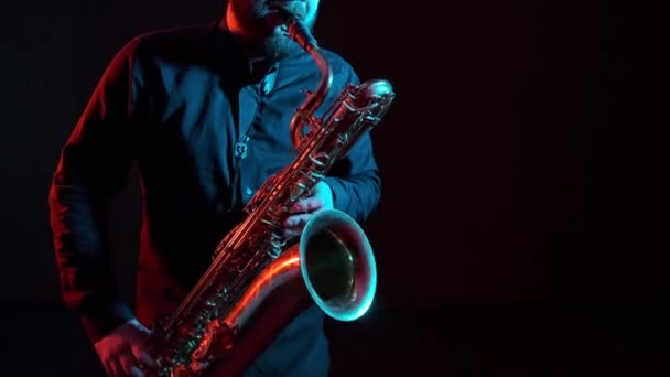 Sólový Koncert Herce Hrajícího Saxofon Černé Pozadí Izolované — Stock video