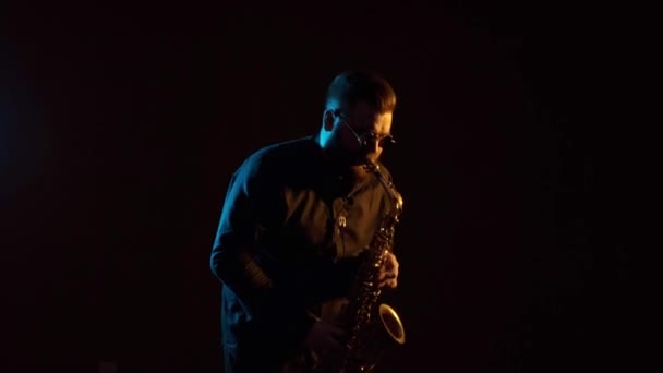 Musicien Joue Saxophone Fond Noir Isolé Solo — Video