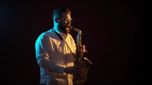 Saxofonist Speelt Saxofoon Zwarte Achtergrond Geïsoleerd Solo — Stockvideo