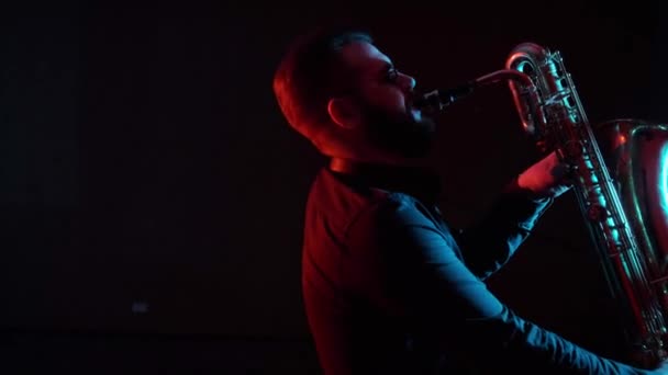 Saxophonist Spielt Saxophon Schwarzer Hintergrund Isoliert Solo — Stockvideo