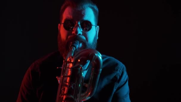 Saxofon Jucător Joacă Saxofon Fundal Negru Izolat Solo — Videoclip de stoc