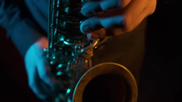 Primer Plano Mano Saxofonista Virtuoso Tocando Instrumento Ritmo Rápido Músico — Vídeo de stock