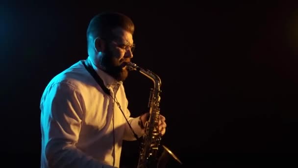 Músico Bonito Toca Saxofone Fundo Preto Isolado Solo — Vídeo de Stock